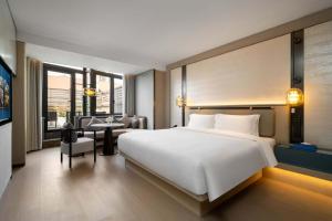 Cama o camas de una habitación en 上海虹桥荷逸唐酒店北新泾地铁站Shanghai Hongqiao Heyitang Hotel Beixinjing Subway Station Branch