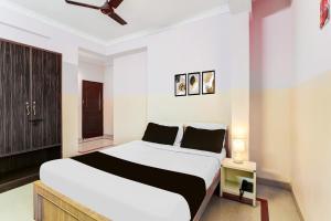 a bedroom with two beds and a ceiling fan at Super Collection O Yeshwantpur Formerly Sunder Nivas in Bangalore