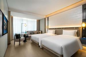 Cama o camas de una habitación en 上海虹桥荷逸唐酒店北新泾地铁站Shanghai Hongqiao Heyitang Hotel Beixinjing Subway Station Branch