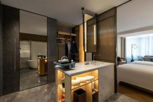 Cama o camas de una habitación en 上海虹桥荷逸唐酒店北新泾地铁站Shanghai Hongqiao Heyitang Hotel Beixinjing Subway Station Branch