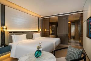 Cama o camas de una habitación en 上海虹桥荷逸唐酒店北新泾地铁站Shanghai Hongqiao Heyitang Hotel Beixinjing Subway Station Branch