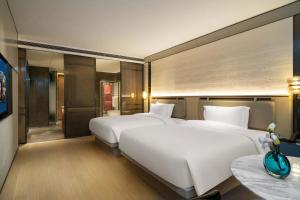Cama o camas de una habitación en 上海虹桥荷逸唐酒店北新泾地铁站Shanghai Hongqiao Heyitang Hotel Beixinjing Subway Station Branch