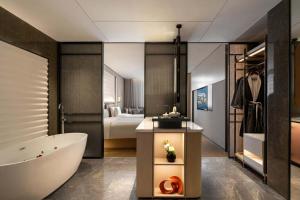 Un baño de 上海虹桥荷逸唐酒店北新泾地铁站Shanghai Hongqiao Heyitang Hotel Beixinjing Subway Station Branch