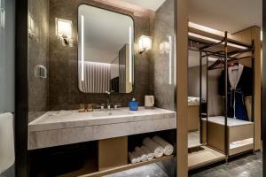 Un baño de 上海虹桥荷逸唐酒店北新泾地铁站Shanghai Hongqiao Heyitang Hotel Beixinjing Subway Station Branch