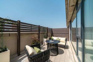 Un balcón o terraza de 上海虹桥荷逸唐酒店北新泾地铁站Shanghai Hongqiao Heyitang Hotel Beixinjing Subway Station Branch