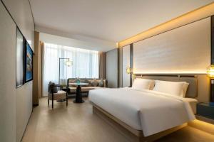 Cama o camas de una habitación en 上海虹桥荷逸唐酒店北新泾地铁站Shanghai Hongqiao Heyitang Hotel Beixinjing Subway Station Branch