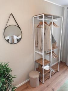 a closet with a mirror on the wall at Hygge Homes - Design Apartment Nähe Schloss in Celle