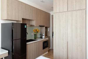 Kuchyň nebo kuchyňský kout v ubytování S Home Apartment by DDH