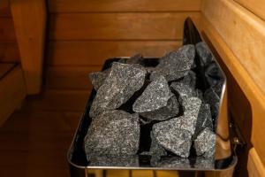 ロヴァニエミにあるCozy Suite with Sauna and Balcony - Heart of Laplandの引き出しの中に銀色の石の入った箱