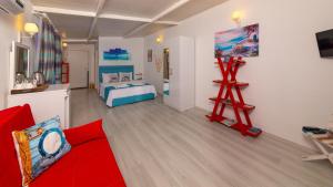TV a/nebo společenská místnost v ubytování Derin Mavi Suit Butik Otel