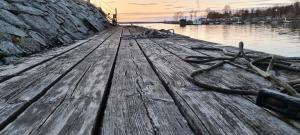 a dock with ropes on it next to a body of water at SJÖTORPS HOSTEL in Sjötorp