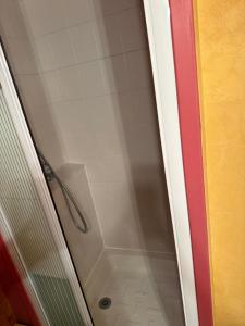 Koupelna v ubytování Les Chalets de Barcelonnette + 12 fotografií