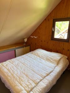 Un pat sau paturi într-o cameră la Les Chalets de Barcelonnette
