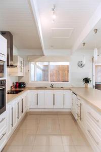 Η κουζίνα ή μικρή κουζίνα στο Blairgowrie Relaxing Coastal Retreat with Spa
