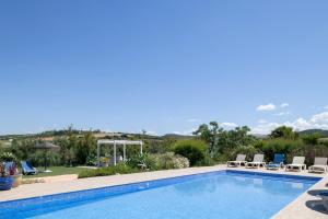 una piscina con vista su un resort di Finca encanto ad Arcos de la Frontera