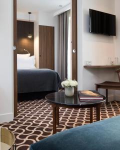 TV a/nebo společenská místnost v ubytování Hotel Grand Villa Suite Near IGI Airport