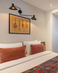 Postel nebo postele na pokoji v ubytování Hotel Grand Villa Suite Near IGI Airport