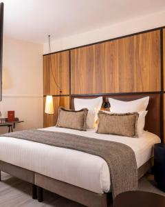 Postel nebo postele na pokoji v ubytování Hotel Grand Villa Suite Near IGI Airport