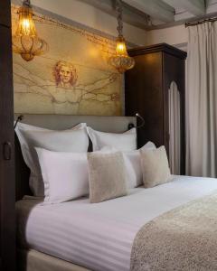 Postel nebo postele na pokoji v ubytování Hotel Grand Villa Suite Near IGI Airport
