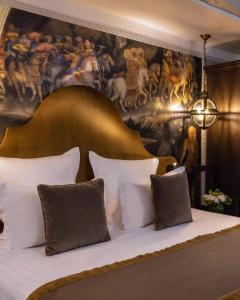 Postel nebo postele na pokoji v ubytování Hotel Grand Villa Suite Near IGI Airport