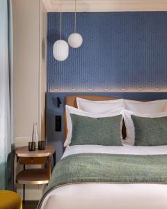 Postel nebo postele na pokoji v ubytování Hotel Grand Villa Suite Near IGI Airport