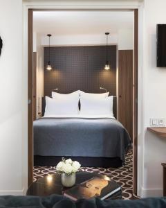 Postel nebo postele na pokoji v ubytování Hotel Grand Villa Suite Near IGI Airport