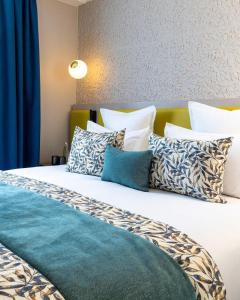 Postel nebo postele na pokoji v ubytování Hotel Grand Villa Suite Near IGI Airport