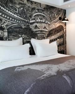 Postel nebo postele na pokoji v ubytování Hotel Grand Villa Suite Near IGI Airport