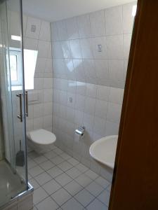 Koupelna v ubytování Room in BB - Room Chaiserstock BnB + 37 fotografií