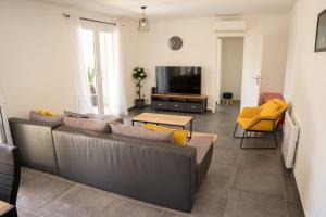 Μια τηλεόραση ή/και κέντρο ψυχαγωγίας στο Maison provençale