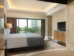 Uma TV ou centro de entretenimento em Hotel Indonesia Kempinski Jakarta