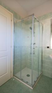 eine Dusche mit Glastür im Badezimmer in der Unterkunft Casa di Alice con parcheggio privato in Prato