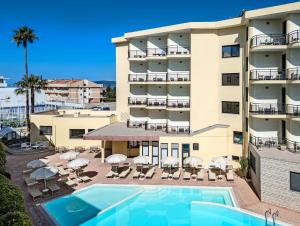 Πισίνα στο ή κοντά στο Rina Hotel