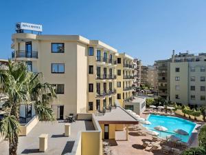 Bazén v ubytování Rina Hotel nebo v jeho okolí