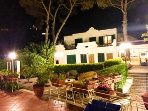 une maison avec beaucoup de plantes devant elle dans l'établissement Hotel Don Felipe, à Ischia