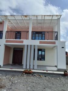 una grande casa bianca con balcone di Blessed Home, Nakuru a Nakuru