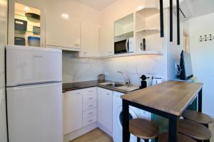 Køkken eller tekøkken på Hauzify I Apartament Nàutic