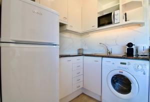 Køkken eller tekøkken på Hauzify I Apartament Nàutic