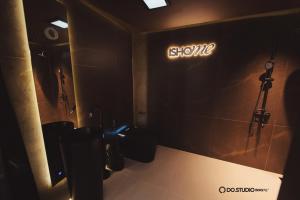 a bathroom with a show sign on the wall at Do Studioishome Homestay Dukkha 03 in Ha Long