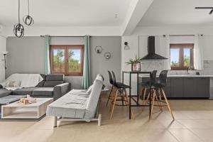 A seating area at MD Residence with private jacuzzi near the beach Még 23 kép