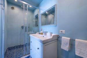 Ένα μπάνιο στο Romantic Room - RocksideEscape +11 φωτογραφίες