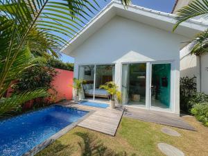 una villa con piscina y una casa en 1BR Studio Villa Polly with Private Pool, en Buduk