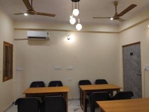 Fotografie z fotogalerie ubytování Hotel Dev Inn Ayodhya v destinaci Ayodhya