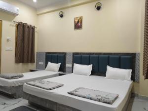 Postel nebo postele na pokoji v ubytování Hotel Dev Inn Ayodhya