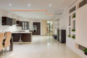 Η κουζίνα ή μικρή κουζίνα στο Sliema 3BDR Flat with Seaview and Jacuzzi