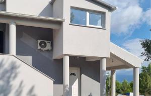 una casa blanca con un altavoz a un lado en Lovely Apartment In Pridraga With Wifi, en Pridraga