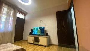 TV a/nebo společenská místnost v ubytování Batumi Sokhumi Street
