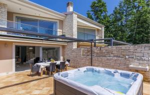 cortile con vasca idromassaggio su un patio di 3 Bedroom Awesome Home In Umag a Umag (Umago) Altre 40 foto