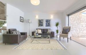 un soggiorno con un divano, un tavolo e delle sedie di 3 Bedroom Awesome Home In Umag a Umag (Umago)
