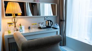 Příslušenství pro přípravu čaje a kávy v ubytování Hotel St George by Nina